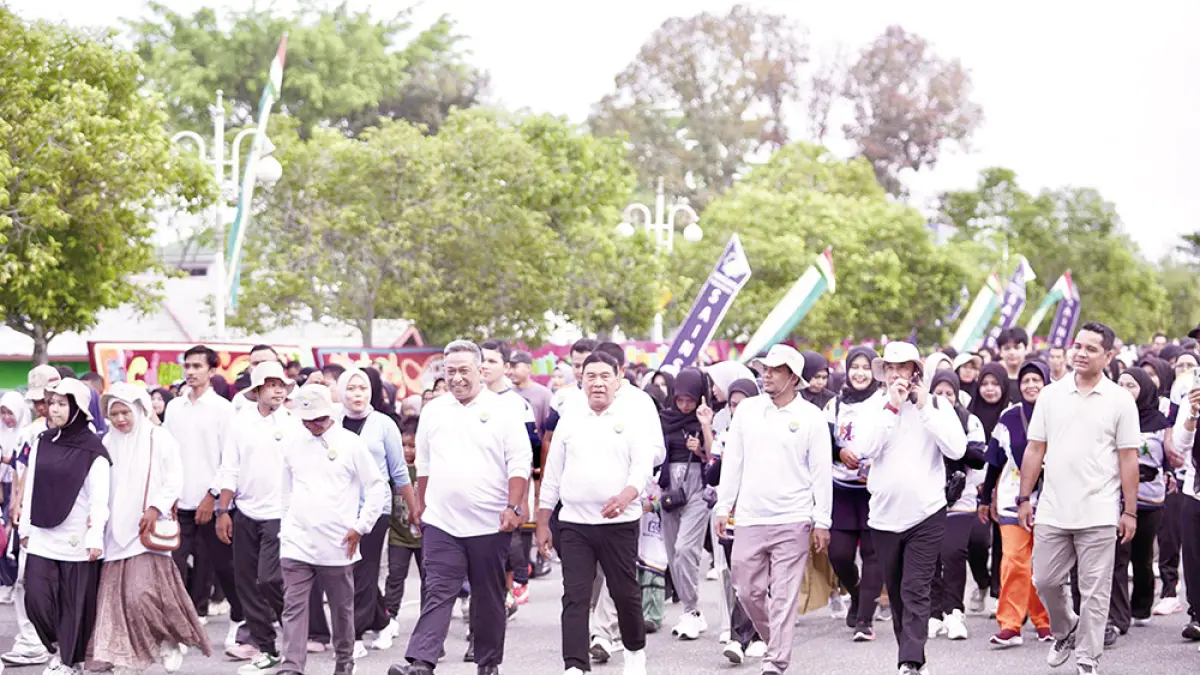 JALAN SANTAI: Bupati Rohul Anton ST MM bersama Anggota DPR RI Achmad melepas peserta jalan santai dalam rangka puncak peringatan Milad XI Institut Studi Al-Qur