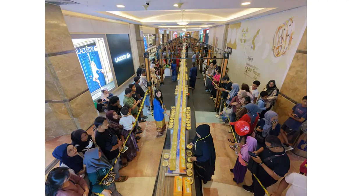 ANTUSIAS: Pengunjung Mal SKA Pekanbaru tampak antusias menunggu bagi-bagi ketan talam durian gratis persembahan dari Mal SKA dalam rangka merayakan hari jadi Kota Pekanbaru, Ahad (21/6/2026). (SITI AZURA/Riau Pos)
