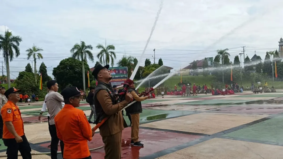 Bupati Inhu Ade Agus Hartanto didampingi Wabup Inhu, H Hendrizal dan pejabat lainnya saat mencoba peralatan yang dimiliki untuk antisipasi Karhutla, Senin (22/6/2026). (Kasmedi/Riaupos.co)
