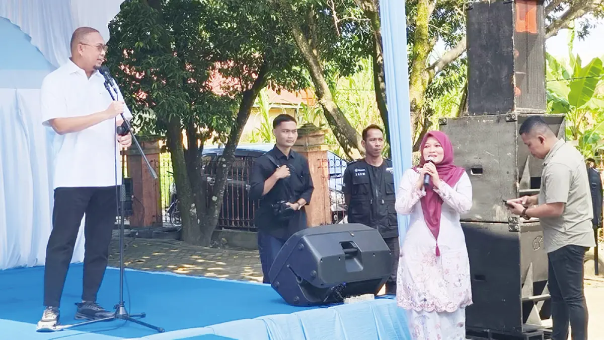 DIALOG: Kasek SDN 168 Pekanbaru Landriani berdialog langsung dengan Wakil Ketua Komisi VI DPR RI Andre Rosiade, Jumat (19/6/2026). Andre Rosiade dibawa oleh Wali Kota Pekanbaru Agung Nugroho berkunjung ke sekolah tersebut. (M ALI NURMAN/riau pos) 
