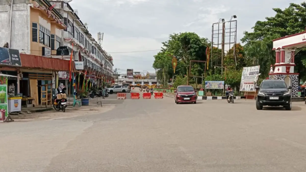 Dishub Kuansing menutup ruas Jalan Jendral Sudirman Teluk Kuantan dengan memasang water barrier, Senin (22/6/2026). (Desriandi Candra/Riaupos.co)