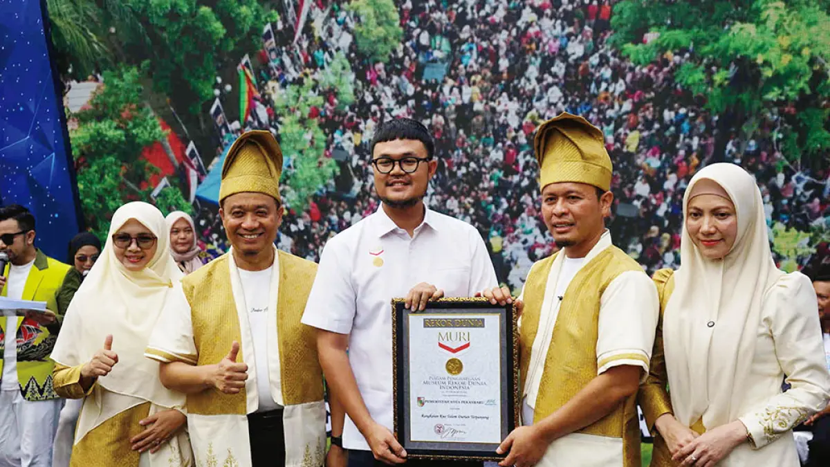 Wali Kota Pekanbaru Agung Nugroho (dua kanan) didampingi Wakil Wali Kota Pekanbaru Markarius Anwar (dua kiri), Ketua TP PKK Pekanbaru Sulastri Agung (kanan), Ketua I TP PKK Pekanbaru Sari Rahmawati Markarius (kiri) saat menerima piagam rekor dari Customer Relation Manager MURI, Lutfi Syah Pradana (tengah). 