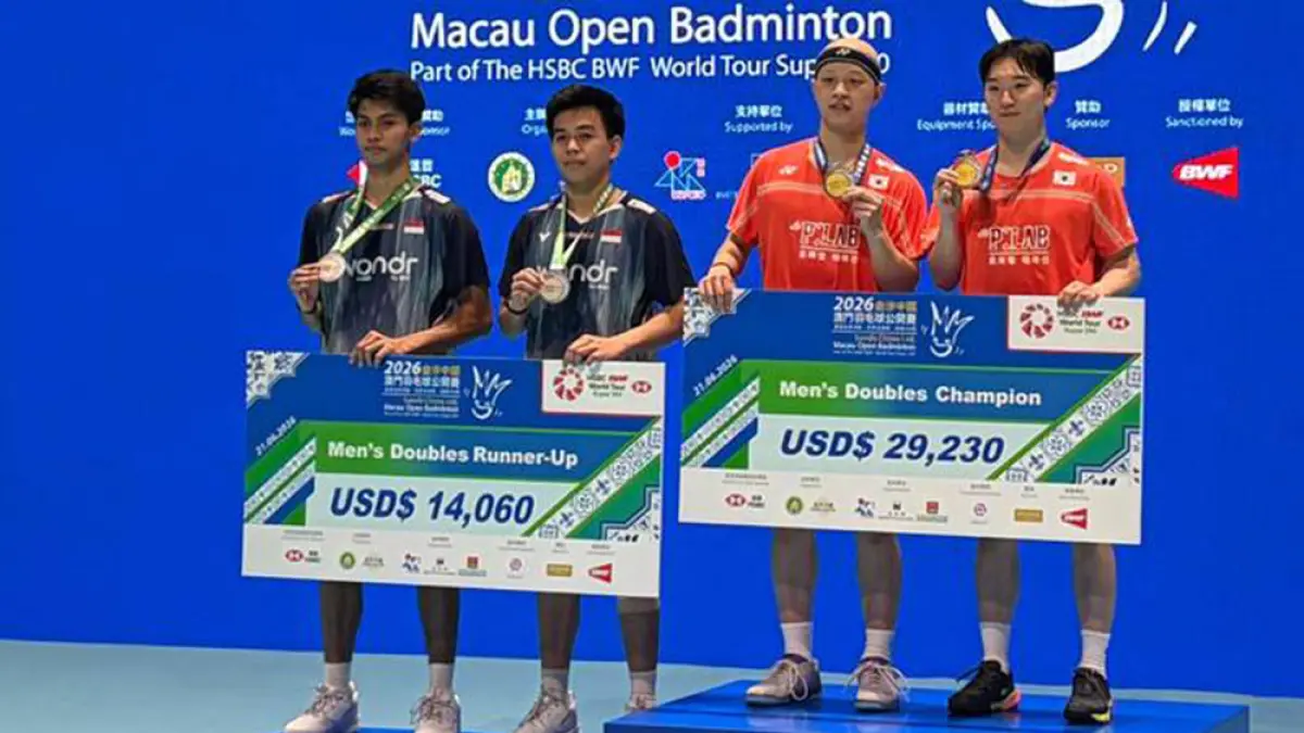  Ganda putra muda Indonesia Ali Faathir Rayhan/Devin Artha Wahyudi (kiri) saat menerima hadiah sebagai juara kedua Macau Open 2026, Ahad (21/6/2026). (pbsi)