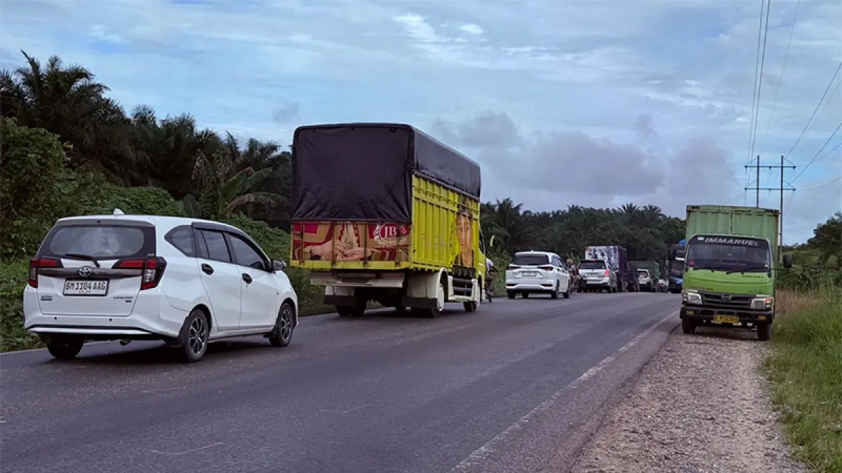 Jalan yang rusak membuat kendaraan roda empat mengantre untuk bisa melintas di Desa Kuala Gasib, Kecamatan Koto Gasib, Kabupaten Siak, Senin (22/6/2026).