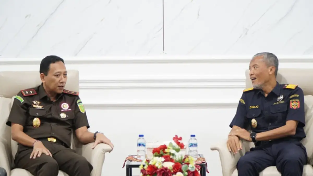 Kajati Riau I Dewa Gede Wirajana (kiri) menerima kunjungan Kepala Kanwil Bea Cukai Riau Dwijo Muryono di ruang kerjanya, Senin (22/6/2026). (Humas Kejati Riau untuk Riaupos.co)