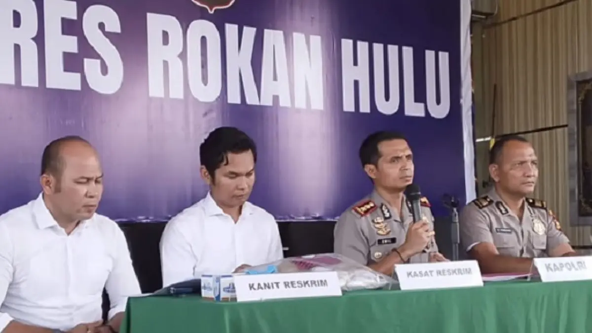 Kapolres Rohul AKBP Emil Eka Putra SIK MSi memimpin ekpose pengungkapan kasus pembunuhan di Desa Ngaso, Kecamatan Ujung Batu di Mapolres Rohul, Senin (22/6/2026). (Engki Prima Putra/Riaupos.co)