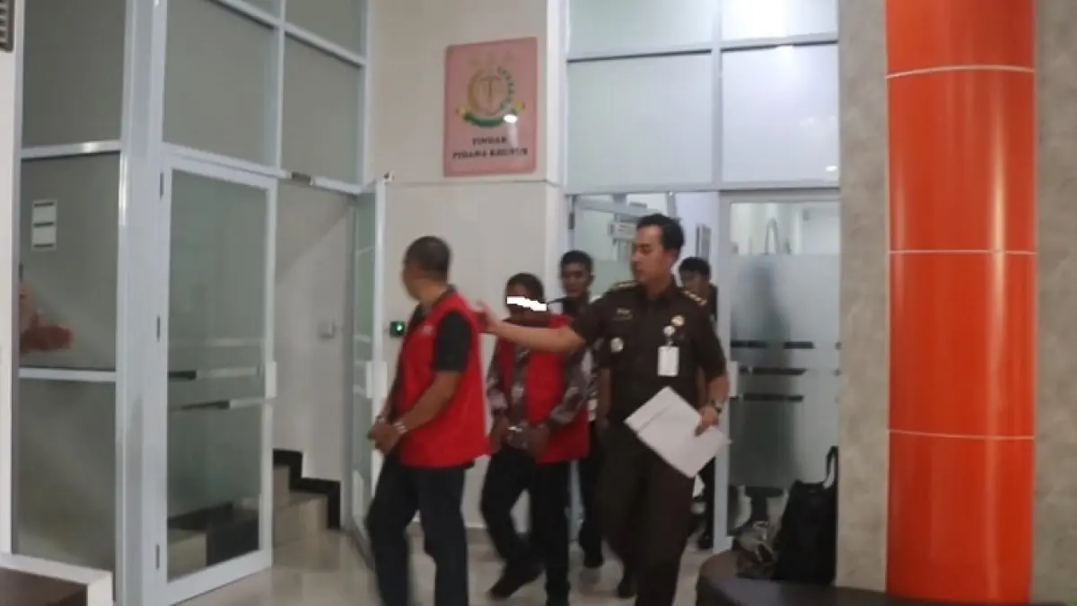 Kedua tersangka tipikor pembayaran TPP Guru Disdikbud Rohil saat dibawa untuk menjalani penahanan ke Lapas Bagansiapiapi, Senin (22/6/2026). (Zulfadhli/Riaupos.co)