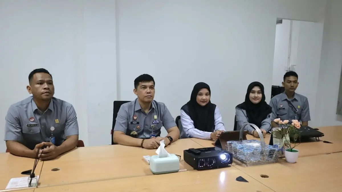 Kepala Kanwil Kemenkum Riau Rudy Hendra Pakpahan (dua kiri) didampingi jajaran mengikuti kegiatan Policy Talks 2026 secara virtual, Senin (22/6/2026). (Humas Kanwil Kemenkum Riau)