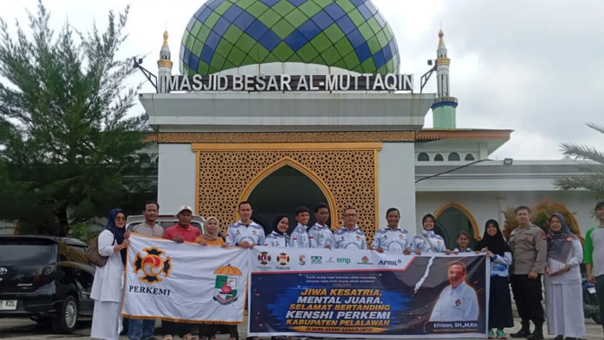 Ketua Perkemi Pelalawan, Efrizon, SH, MKn melepas keberangkatan lima atlet yang akan mengikuti Kejurnaswil Sumatera Barat di halaman Masjid Raya Al Muttaqin Pangkalan Kerinci, Senin (22/6/2026). (Amin/Riaupos.co)