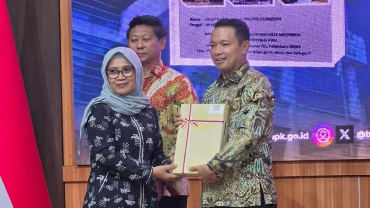 Wabup Pelalawan H Husni Tamrin SH menerima penghargaan predikat opini WTP hasil pemeriksaan LKPD tahun 2025 dari BPK RI yang diserahkan Direktur Pengelolaan Pemeriksaan PKN V BPK RI, Dr Juska Meidy Enyke Sjam, SE, MM di Auditorium Lantai II Gedung BPK Perwakilan Provinsi Riau, Jalan Jenderal Sudirman No. 721, Pekanbaru, Kamis (18/6/2026). 