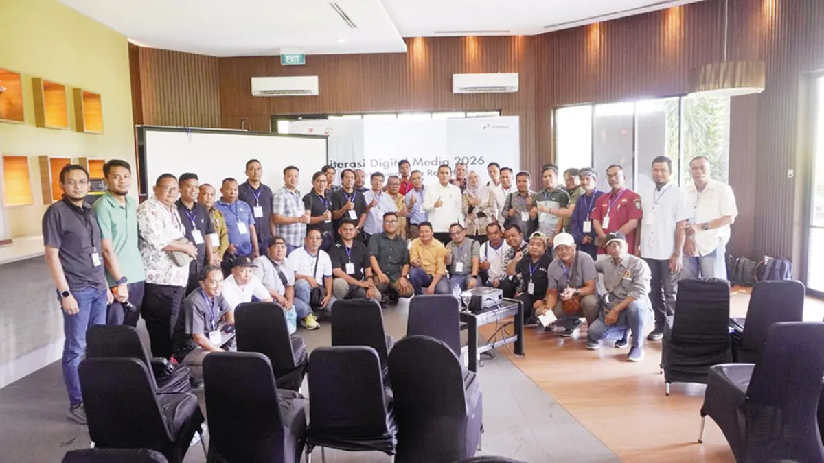 LITERASI DIGITAL: Pjs Manager Corporate Communication PHR Yulia Rintawati dan tim foto bersama puluhan wartawan yang mengikuti Literasi Digital Media 2026 di Duri, Jumat (19/6) .  (PHR UNTUK RIAU POS)
