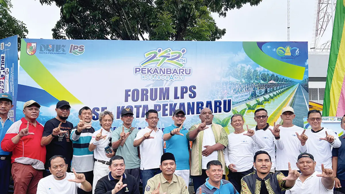 MERIAHKAN FESTIVAL: Ketua Umum Forum LPS Pekanbaru Suprapto (lima kanan berdiri) berfoto bersama para ketua LPS saat ikut berpartisipasi memeriahkan Festival Talam Durian Terpanjang di Dunia, Ahad (21/6/2026). (JPG)