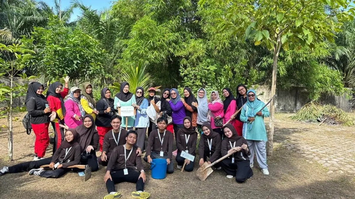 Para mahasiswa Kukerta FK Unri berfoto bersama Tim PKK Teluk Makmur berfoto bersama usai melaksanakan Program Lentera Toga di Kelurahan Teluk Makmur, Dumai, Kamis (18/6/2026). (Mahasiswa Kukerta FK Unri)