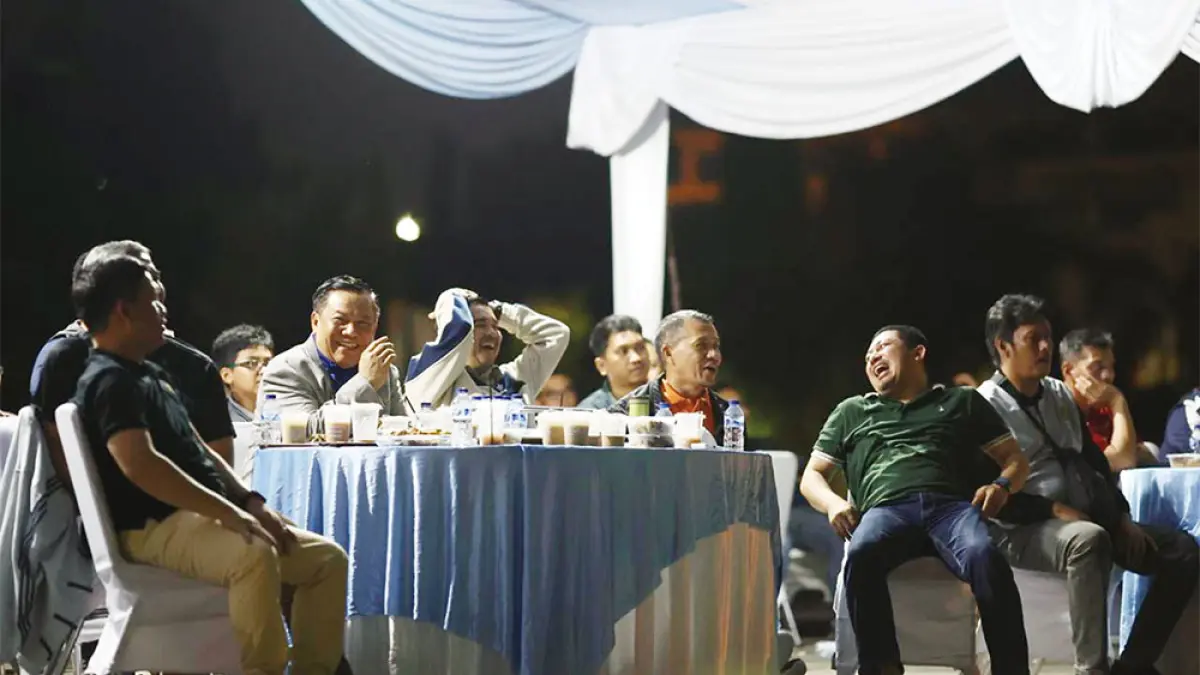 Pelaksana Tugas Gubernur Riau SF Hariyanto saat mengikuti Nobar Piala Dunia 2026 di Halaman Kantor Gubernur Riau, Ahad (21/6/2026) dini hari. (Biro Adpim Riau untuk Riau Pos)