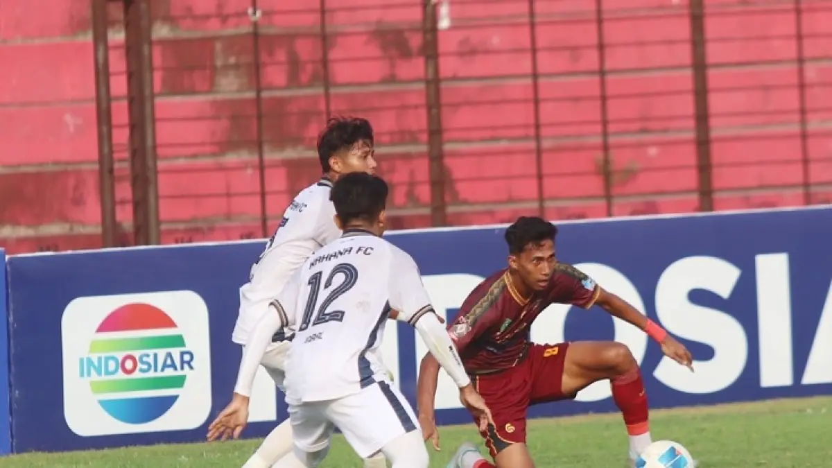 Pemain Wahana FC Iqbal Prasetio (tengah) mencoba mengadang pemain Unaaha FC dalam pertandingan Grup BB Babak 16 Besar Liga 4 Nasional Piala Presiden 2026 di Stadion Stadion Sultan Agung Bantul, Senin (22/6/2026).(INTERNET)