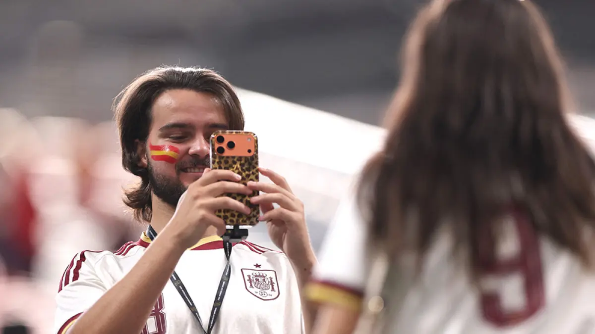 Penggemar Spanyol berfoto menjelang pertandingan Grup H Piala Dunia FIFA 2026  Spanyol melawan Arab Saudi di Stadion Atlanta, Ahad (21/6/2026). (afp)