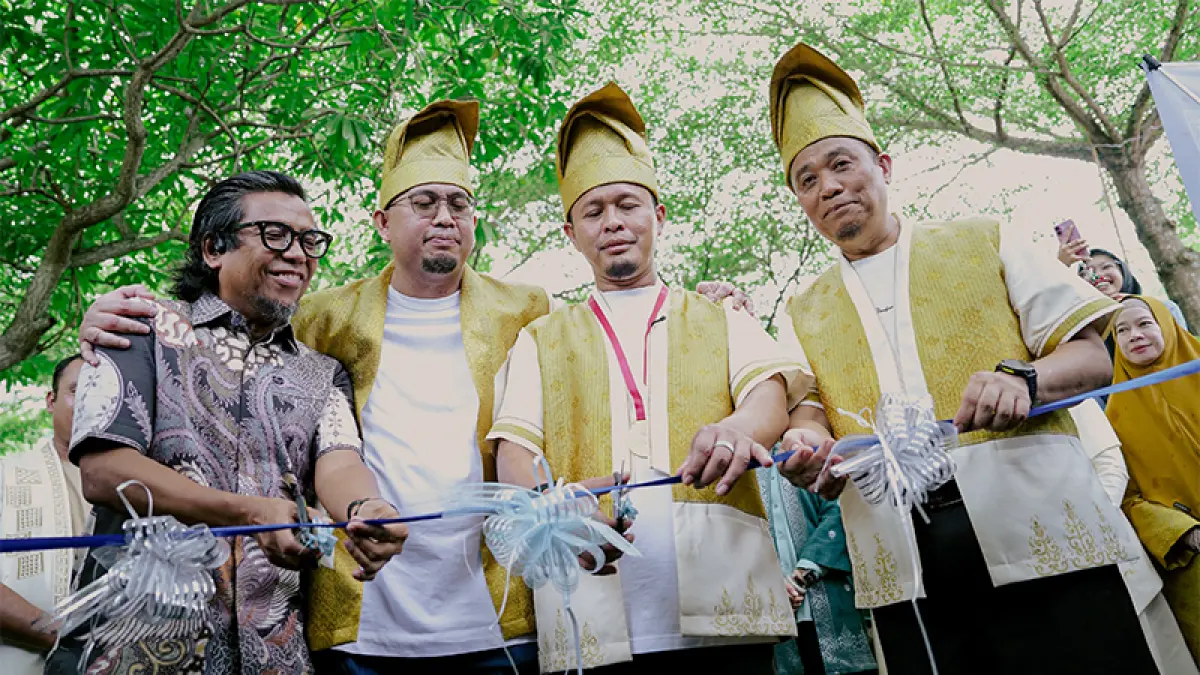 Pengguntingan pita saat peresmian Waste Station yang merupakan CSR Agung Toyota &nbsp;di Ruang Terbuka Hijau Taman Kaca Mayang, Ahad (21/6/2026). (Istimewa)