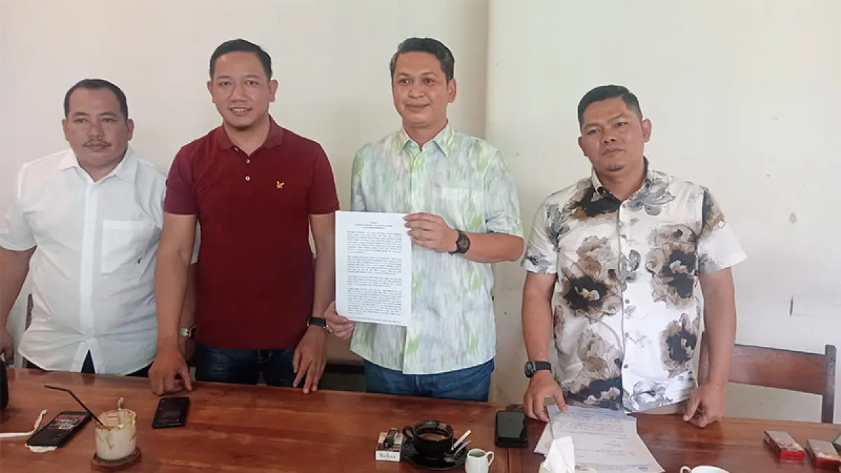 Perwakilan Presidium Forum Silaturrahmi Yayasan Mitra dan UMKM MBG Riau Riza Zuhelmy dan pihak lannya memperlihatkan taklimat yang dituntut, Senin (22/6/2026). Prapti Dwi Lestari