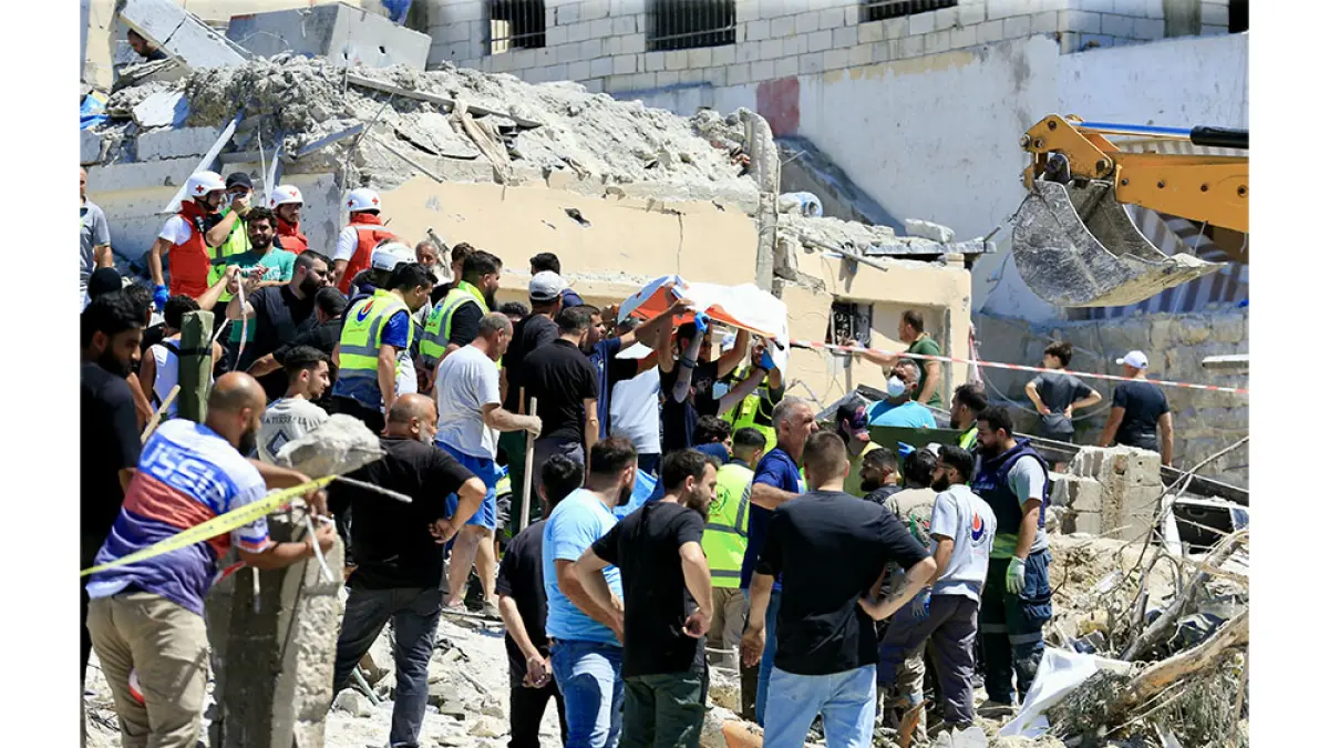 Petugas mengevakuasi jenazah dari lokasi serangan udara Israel yang menargetkan Desa Qennarit di Lebanon Selatan, Sabtu (20/6/2026). (AFP)