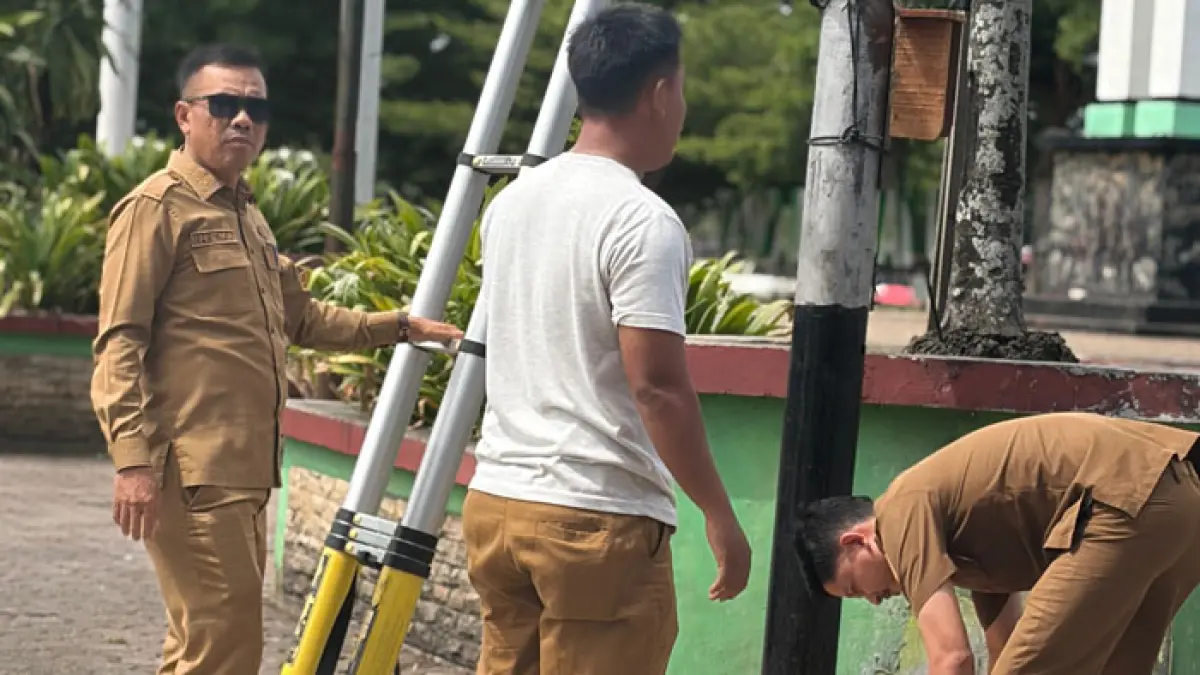 Sekretaris Dinas Kominfo Kuansing, Hevi H Antoni memantau uji coba layanan internet gratis menjelang MTQ Riau di Taman Jalur, Senin (22/6/2026). (Desriandi Candra/Riaupos.co)