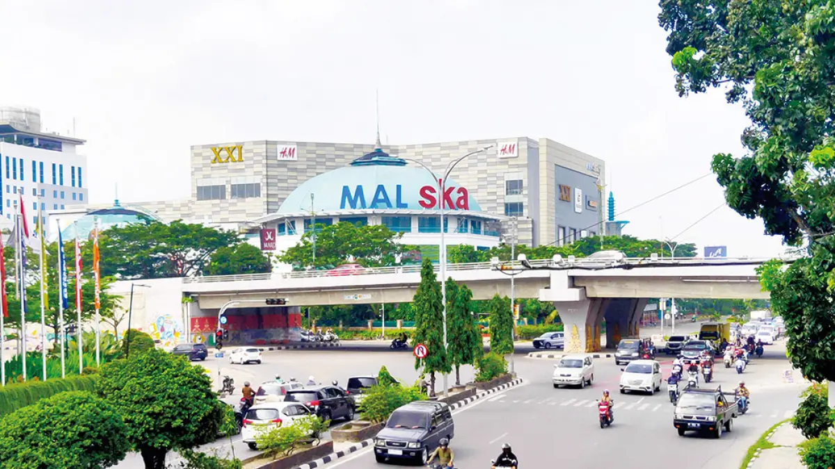 Simpang SKA: Kondisi persimpangan SKA Kota Pekanbaru yang rawan macet pada saat jam sibuk. Pemprov Riau akan melakukan pelebaran U-Turn guna mengurangi kemacetan di persimpangan tersebut. (EVAN GUNANZAR/RIAU POS)
