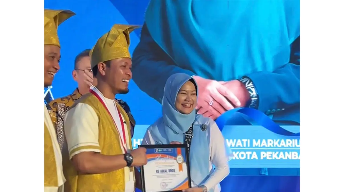  Direktur RS Awal Bros Hang Tuah dr Linda Devita MHKes menerima penghargaan dari Wali Kota Pekanbaru Agung Nugroho atas keikutsertaan RS Awal Bros Group dalam kegiatan khitanan massal yang diselenggarakan Pemerintah Kota Pekanbaru, Ahad (21/6/2026). (Rs awal bros group untuk riau pos)
