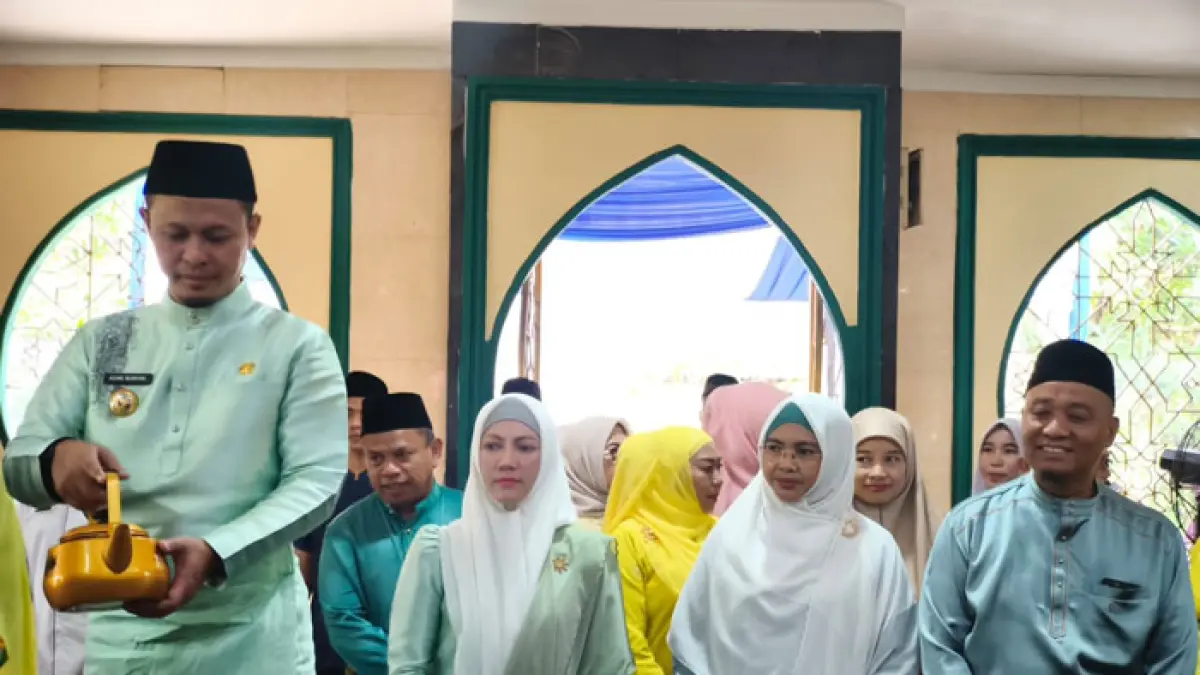 Wako Pekanbaru Agung Nugroho didampingi Wawako Pekanbaru Markarius Anwar melakukan ziarah ke Makam Pendiri Kota Pekanbaru Sultan Muhammad Ali Abdul Jalil Muazamsyah jelang HUT ke 242 Kota Pekanbaru, Senin (22/6/2026). (M Ali Nurman/Riaupos.co)