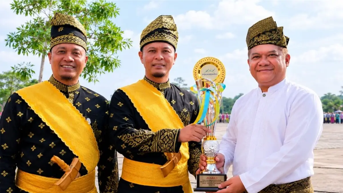 Wali Kota Pekanbaru, H Agung Nugroho SE MM dan Wakil Wali Kota Pekanbaru, H Markarius Anwar ST M Arch menyerahkan penghargaan Juara 1 Penilaian Kinerja Perusahaan dalam Pengelolaan Lingkungan Hidup Tahun 2026 kepada R H Yulianto Eko Hendrawan selaku People and Culture Manager Novotel Pekanbaru, dalam seremoni resmi yang berlangsung pada pagi hari di Kantor Wali Kota Pekanbaru. (Istimewa)