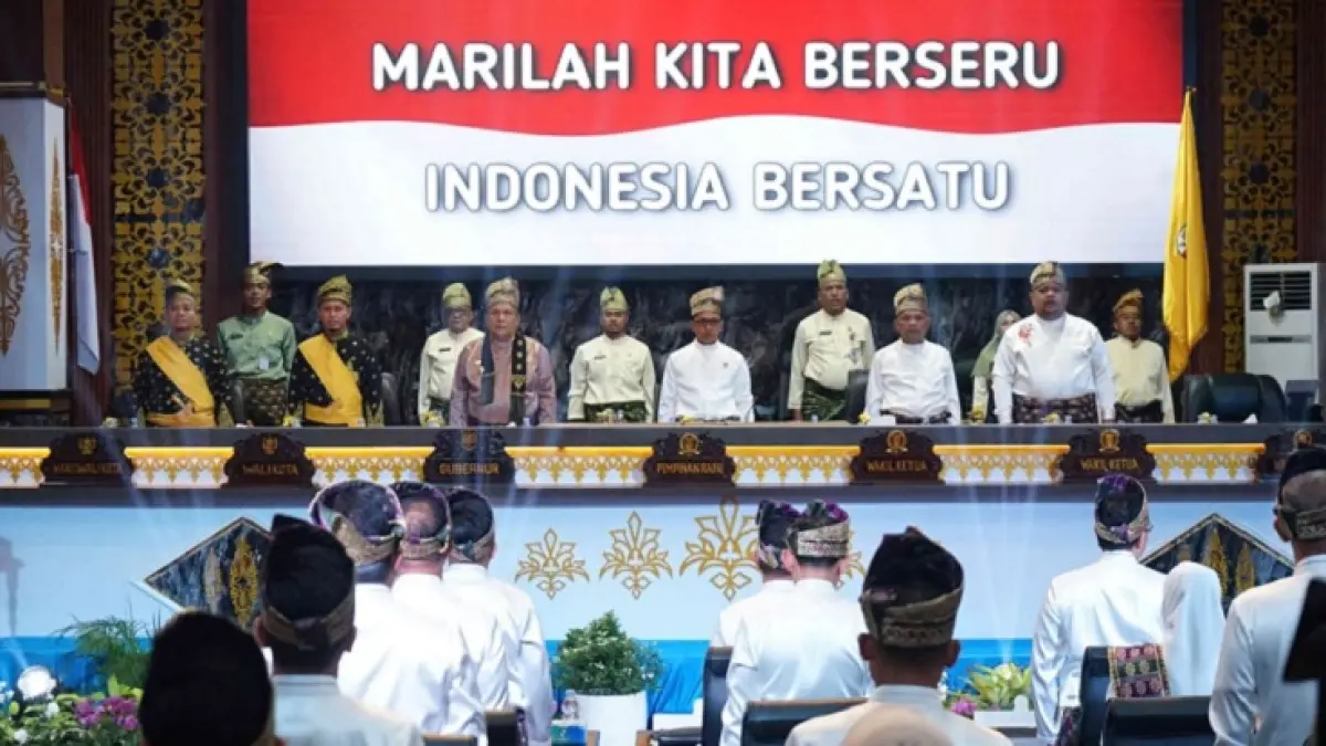 Plt Gubernur Riau SF Hariyanto (tiga kiri), bersama Wali Kota Pekanbaru Dua kiri), Wawako Pekanbaru Markarius Anwar (kiri),&nbsp; Ketua DPRD Pekanbaru Muhammad Isa Lahamid (tiga kanan), beserta para wakil mengikuti Rapat Paripurna dalam rangka Hari Jadi Pekanbaru ke-242 di Gedung DPRD Kota Pekanbaru, Selasa (23/6/2026). (EVAN GUNANZAR/RIAU POS)