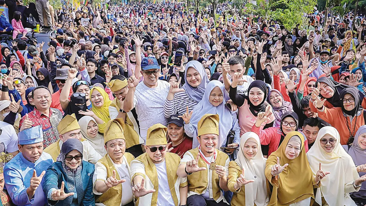 BERSAMA RAKYAT: Wakil Ketua Komisi VI DPR RI Andre Rosiade, Wali Kota Pekanbaru Agung Nugroho, Wakil Wali Kota Pekanbaru Markarius Anwar, beserta jajaran Forkopimda Pekanbaru berfoto bersama rakyat usai berhasil memecahkan rekor MURI Kue Talam Ketan Durian Terpanjang di Dunia, Ahad (21/6/2026). (PEMKO PEKANBARU UNTUK RIAU POS)
