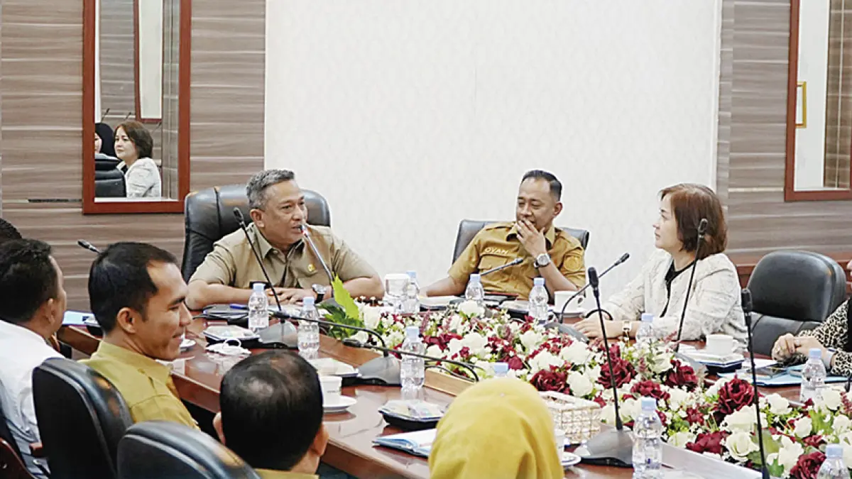 Bupati Rohul Anton memimpin rapat dan presentasi PT Wong Global kepada Pemkab Rohul terkait kerja sama program nasional percepatan penggunaan kendaraan listrik serta perkembangan energi ramah lingkungan berupa pembangunan infrastruktur pendukung seperti SPKLU dan BSS di ruang rapat Rumdis Bupati Rohul, Senin (22/6/2026). (Dinas Kominfo Rohul untuk Riau Pos)
