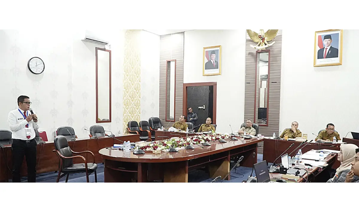 Bupati Rohul Anton didampingi Ketua Komite Talenta ASN Rohul H Yusmar memimpin langsung pelaksanaan uji kompetensi teknis yang diikuti 29 pejabat eselon III dengan kegiatan pemaparan makalah dan wawancara akhir dalam rangka seleksi pengisian JPT Pratama di lingkungan Pemkab Rohul di ruang rapat Rumdis Bupati Rohul, Senin (22/6/2026). (Dinas Kominfo Rohul untuk Riau Pos)