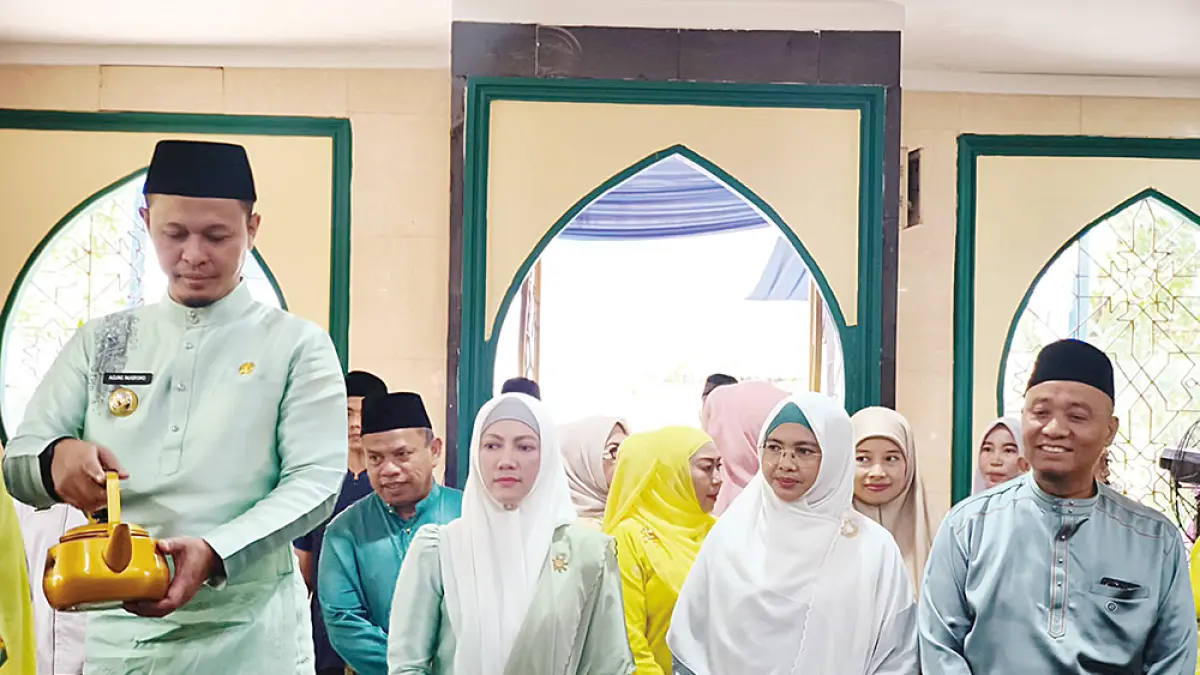 Wali Kota Pekanbaru Agung Nugroho didampingi Wakil Wali Kota Pekanbaru Markarius Anwar, Ketua TP PKK Pekanbaru Sulastri Agung, dan Ketua I TP PKK Pekanbaru Sari Rahmawati saat ziarah ke makam pendiri Kota Pekanbaru Sultan Muhammad Ali Abdul Jalil Muazam Syah di Senapelan, Senin (22/6/2026). (M ALI NURMAN/RIAU POS)