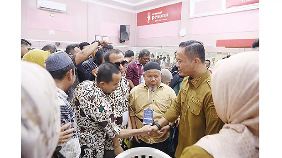 PENYANDANG DISABILITAS: Wako Pekanbaru Agung Nugroho menyalami dan berbincang dengan penyandang disabilitas dalam pelatihan yang digelar Pemko Pekanbaru, beberapa waktu lalu. Penyandang disabilitas adalah salah satu penerima Beasiswa Pemko Pekanbaru. (JPG)