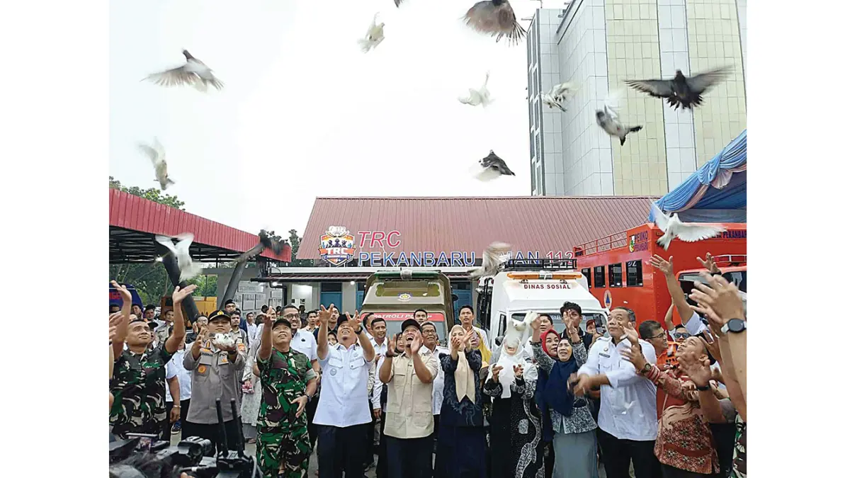 MERESMIKAN: Wali Kota Pekanbaru Agung Nugroho didampingi Wakil Wali Kota Markarius Anwar dan Ketua TP PKK Pekanbaru Sulastri Agung beserta jajaran OPD dan Forkopimda Pekanbaru saat meresmikan TRC 112, beberapa waktu lalu. (PEMKO PEKANBARU UNTUK RIAU POS)