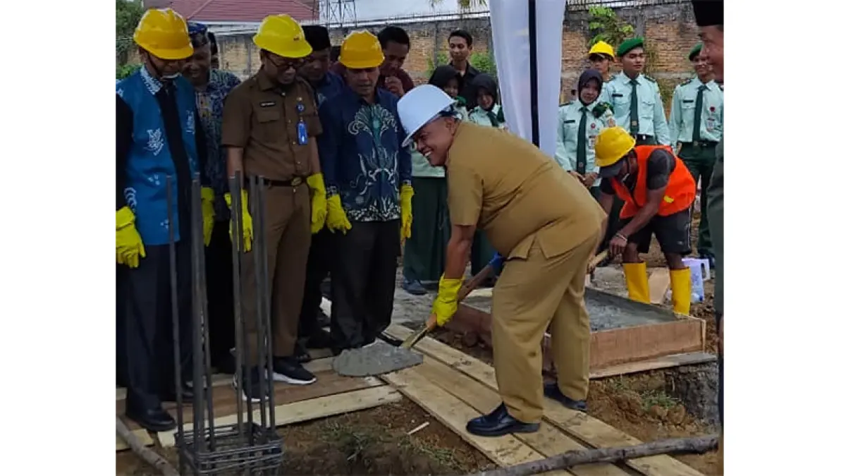 Asisten II Setda Kuansing Drs Napisman melakukan peletakan batu pertama SMA Taruna Muhammadiyah Riau, Selasa (23/6/2026) di Teluk Kuantan. (Desriandi Candra)