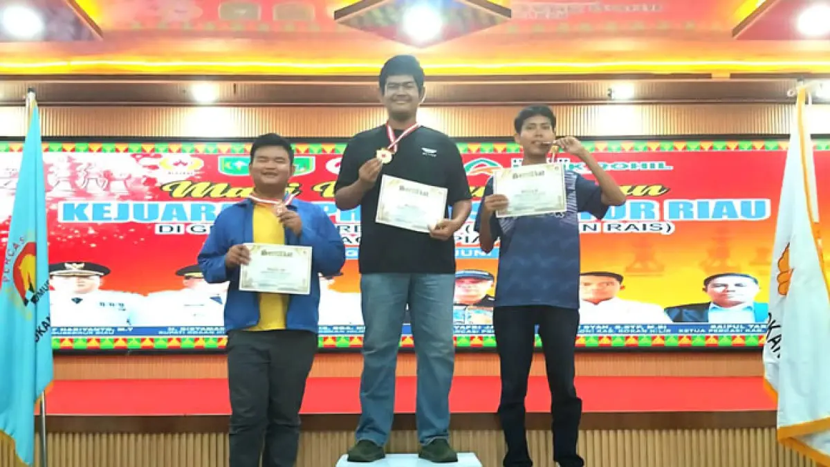 Atlet Percasi Meranti menerima trofi dua dan tiga Kejuaraan Provinsi (Kejurprov) Catur Riau ke-37 di Bagansiapi-api, Kabupaten Rokan Hilir, 18–22 Juni 2026. (Istimewa)