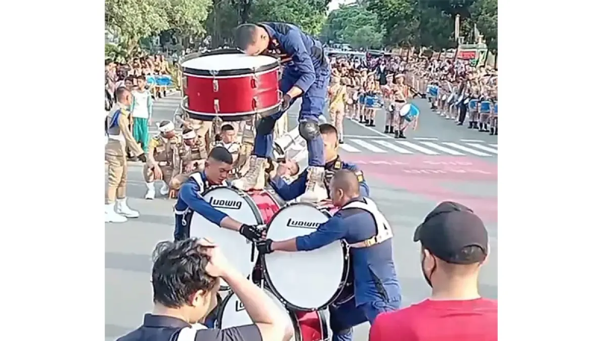 Atraksi drumband di Jalan Gajah Mada Pekanbaru. (Tangkapan layar warga Pekanbaru)
