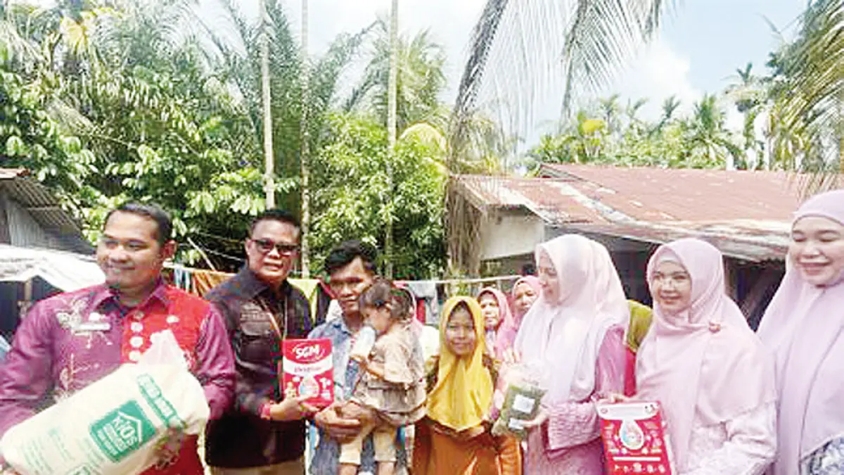 BERI BANTUAN: Ketua TP PKK Pekanbaru Sulastri Agung didampingi Wakil Ketua dr Sari Rahmawati beserta jajaran memberikan bantuan anak stunting di Jalan Badak, beberapa waktu lalu. (FOTO: PEMKO PEKANBARU UNTUK RIAUPOS)
