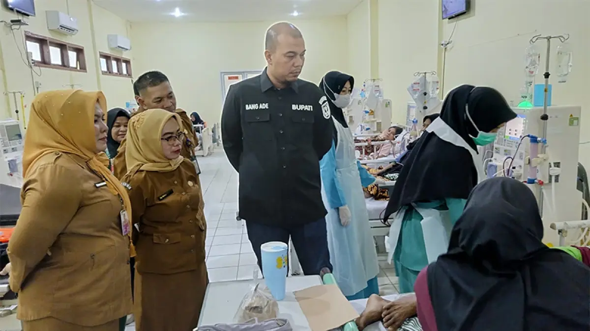 Bupati Ade Agus Hartanto didampingi Direktur RSUD Indrasari Rengat drg Dwiyana Saputri dan Kepala BKP2D Dr Venny Rismawanti SST MHP saat meninjau pasien cuci darah, Senin (23/6/2026). Foto Raja Kasmedi