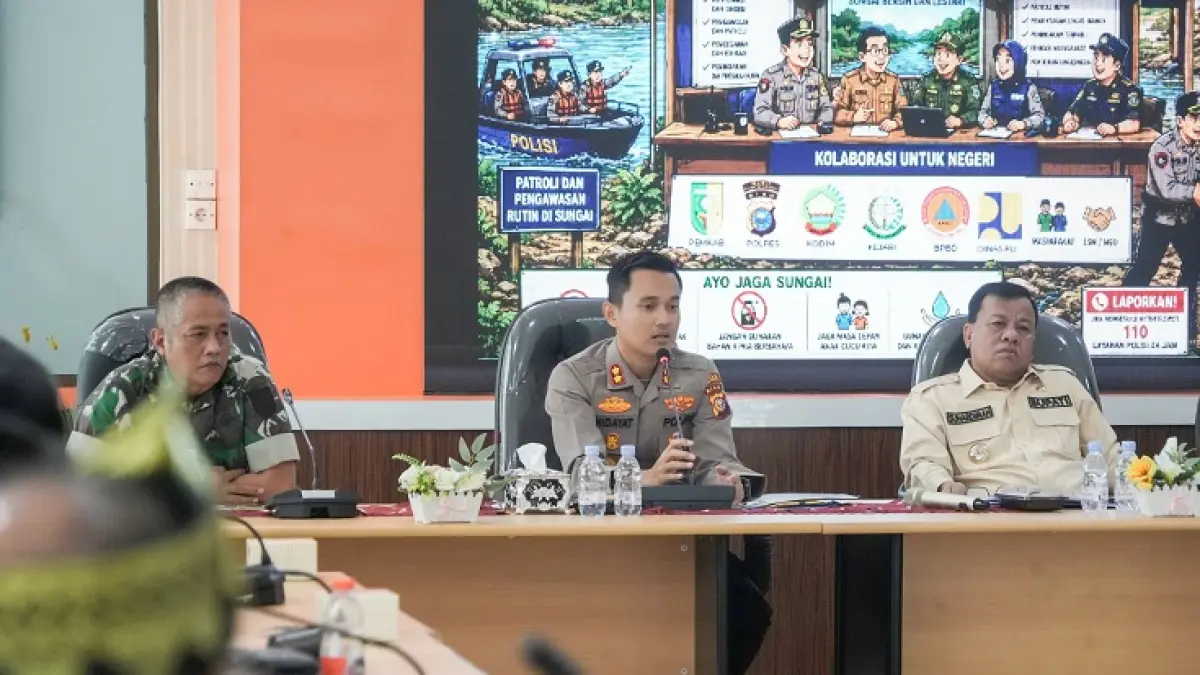 Bupati Kuansing H Suhardiman Amby bersama Kapolres Hidayat Perdana memimpin pembentukan Tim Satgas Terpadu pemberantasan dan penertiban PETI di Kuansing, Selasa (23/6/2026) di ruang multimedia. (Desriandi Canndra/Riaupos.co)