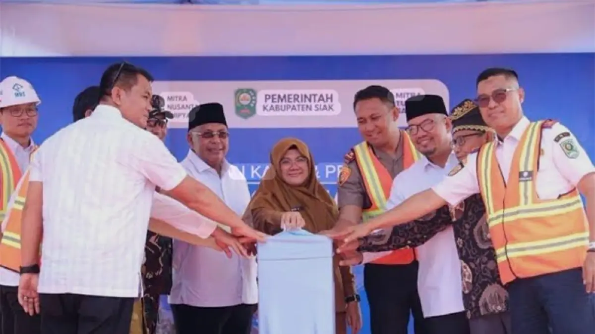 Bupati Siak Afni Z menekan tombol tanda dimulainya pembangunan galangan kapal di KITB, Senin (20/4/2026).