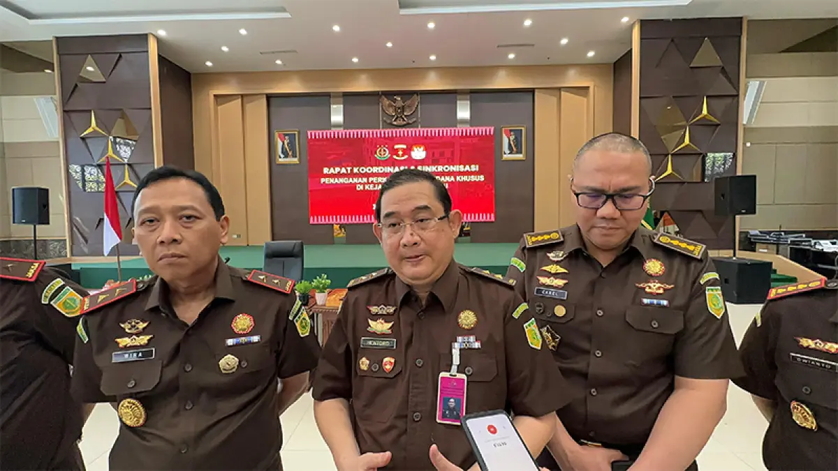 Dari kiri Kajati Riau I Dewa Gede Wirajana, Kasatgas Pidsus Kejagung Hentoro Cahyono dan Aspidsus Kejati Riau Marlambson Carel Williams memberikan keterangan pers pada Selasa (23/6/2026). Humas Kejati Riau