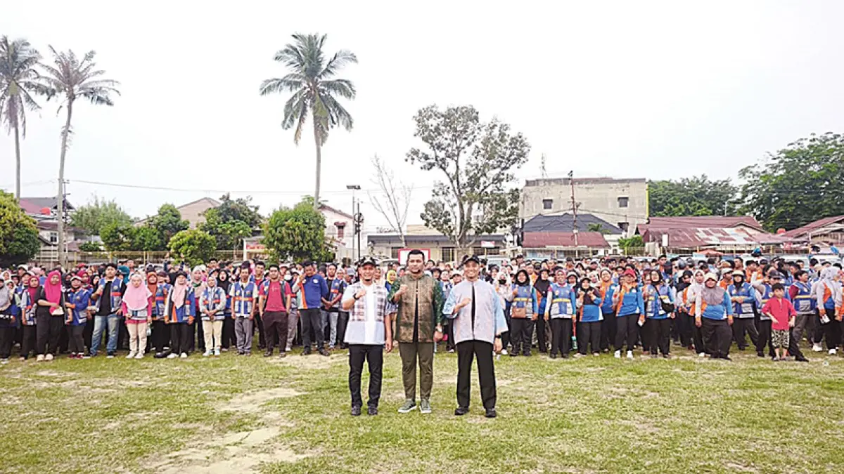 FOTO BERSAMA: Wali Kota Agung Nugroho didampingi Wawako Pekanbaru Markarius Anwar foto bersama ribuan petugas kebersihan, awal bulan ini. (PEMKO PEKANBARU UNTUK RIAU POS)