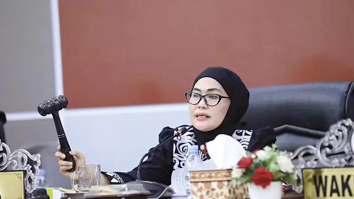 Ketua DPRD Rokan Hulu, Hj Sumiartini, selaku pimpinan sidang mengetukkan palu tanda disetujuinya empat Ranperda dalam rapat paripurna yang digelar di Gedung DPRD Rohul. (Humas Setwan Rohul untuk Riau Pos)
