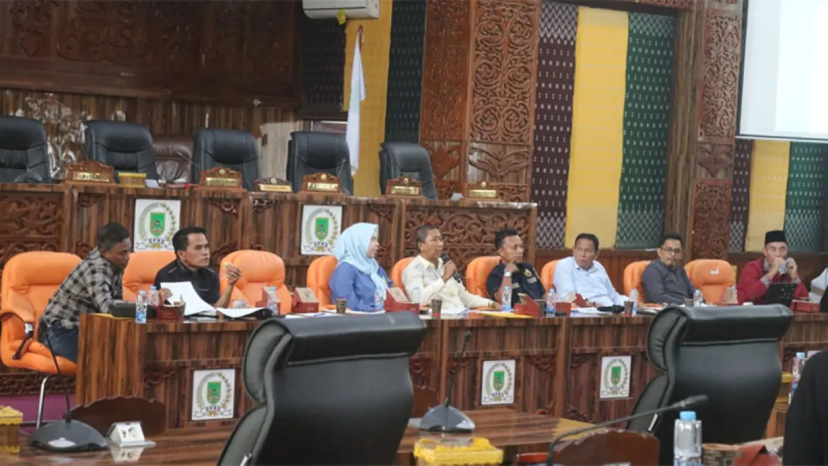 Ketua Pansus TJSL, Edison Jamil menyampaikan tanggapan pada pembahasan ranperda TJSL di Bagansiapiapi, Selasa (23/6/2026) sore. (Zulfadhli).