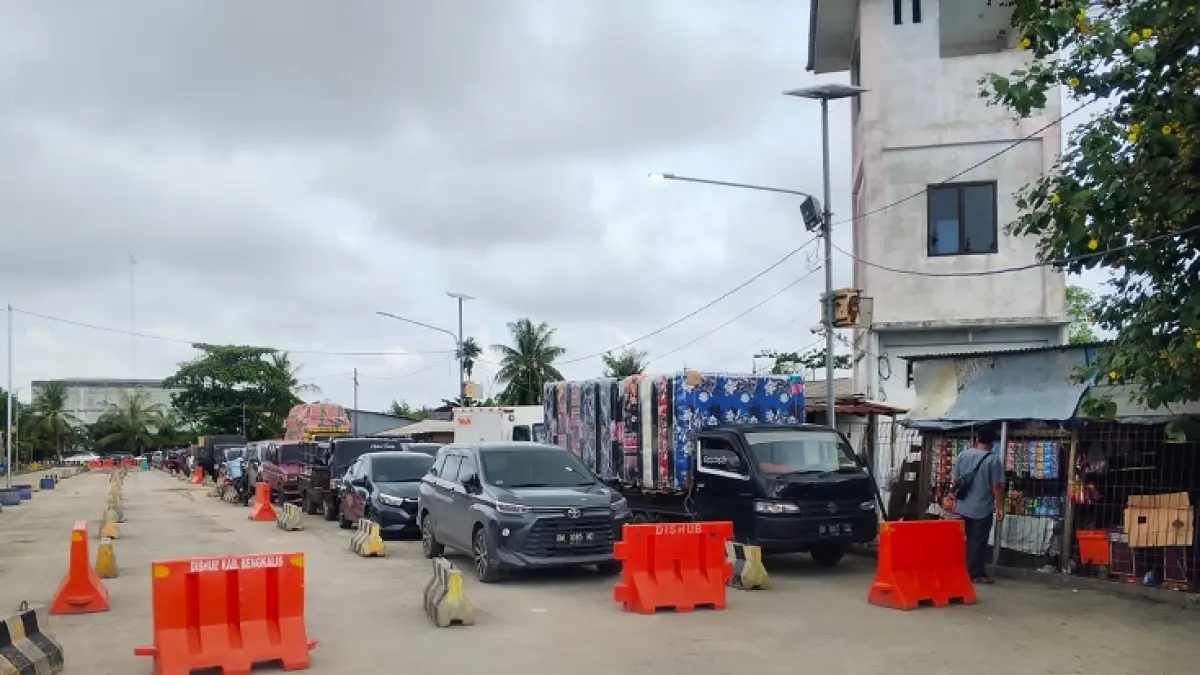 Kondisi antrean di dermaga Roro Sungai Selari-Paking menuju ke pulau Bengkalis terlihat padat dan mengalami antrean cukup panjang, Selasa (23)6/2026). (Abu Kasim/Riaupos.co)