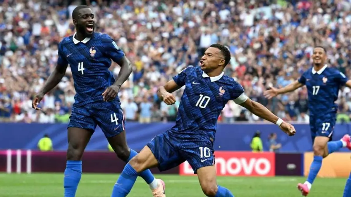 Kylian Mbappe sudah seratus penampilan untuk Timnas Prancis dan mencetak 16 gol dalam 16 pertandingan di Piala Dunia. (Shaun Botterill/FIFA via Getty Images)