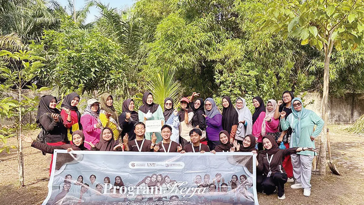 Para mahasiswa kukerta FK Unri dan Tim PKK Teluk Makmur berfoto bersama usai melaksanakan program Lentera Toga di Kelurahan Teluk Makmur, Dumai, Kamis (18/6/2026). (Mahasiswa Kukerta FK Unri untuk riau pos)