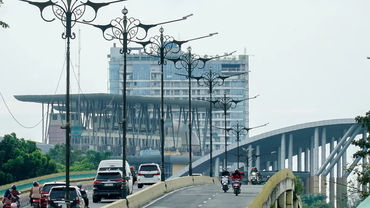 Pengendara melintas di atas Flyover Jalan Jenderal Sudirman dengan latar Perpustakaan Soeman Hs, Kantor Pemerintah Provinsi Riau dan Gedung Pencakar langit The Peak,Pertumbuhan Kota Pekanbaru di usia 242 tahun, Senin (22/6/2026) ft: MHD AKHWAN/RIAUPOS